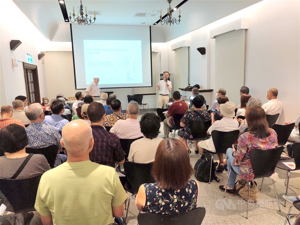 Presentation on allied forces’ air raids against Taiwan during 1943 to 1945.