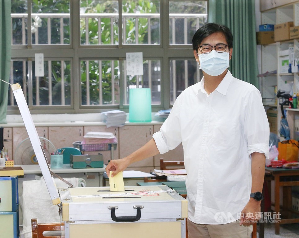 Democratic Progressive Party candidate Chen Chi-mai casts his vote. CNA photo Aug. 15, 2020