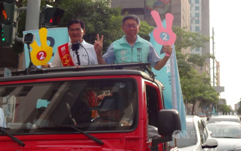 Taipei Mayor Ko Wen-je (right) campaigns for the Taiwan People