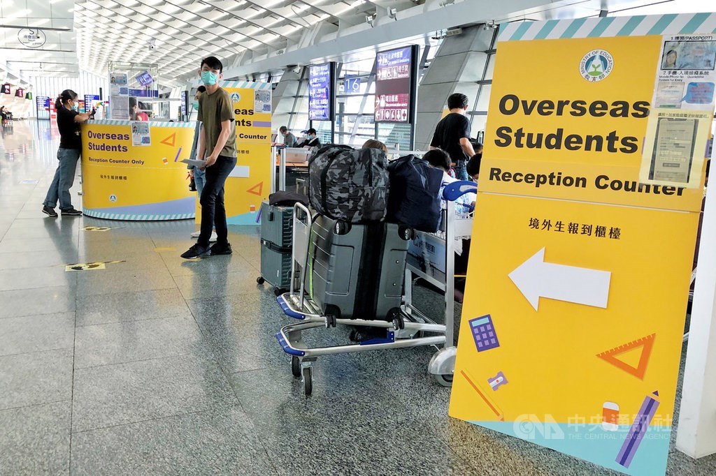 An overseas students reception counter at Taoyuan International Airport/ CNA photo Aug. 24, 2020