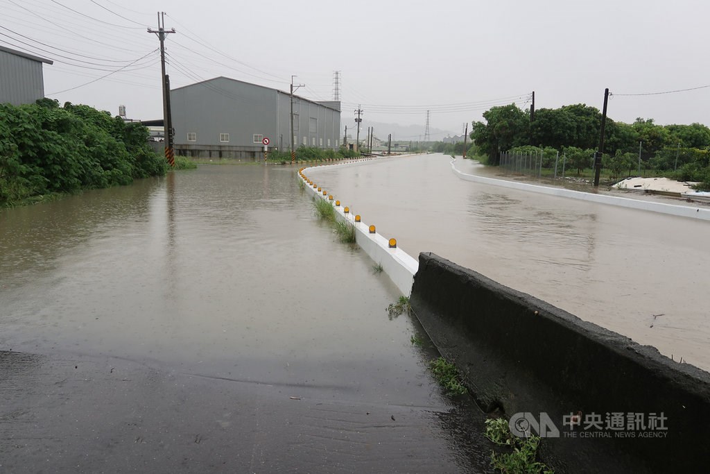 Flooding near Wujiawei drainage channel in Gangshan District, Kaohsiung / CNA photo Aug. 26, 2020
