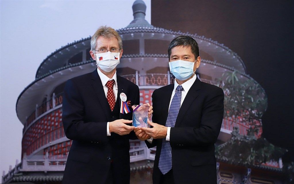 Czech Senate President Miloš Vystrčil (left) and Culture Minister Lee Yung-te/ Photo courtesy of the Ministry of Culture