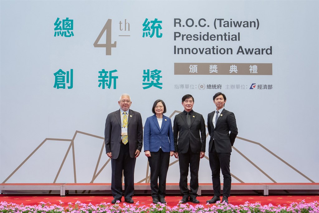 From left to right: Superintendent of Taipei City Hospital Huang Sheng-jean, President Tsai Ing-wen, TDRI Chairman Chang Chi-yi, and Gogolook co-founder Jeff Kuo/ Photo courtesy of the Presidential Office