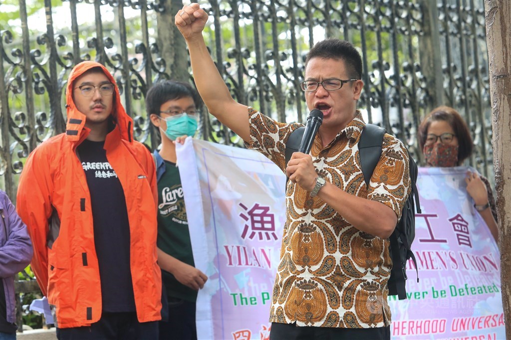 Lennon Ying-dah Wong (æ±ªè±é, front), director of the service center and shelter for migrant workers under the Serve the People Association in Taoyuan. CNA photo Sept. 1, 2020