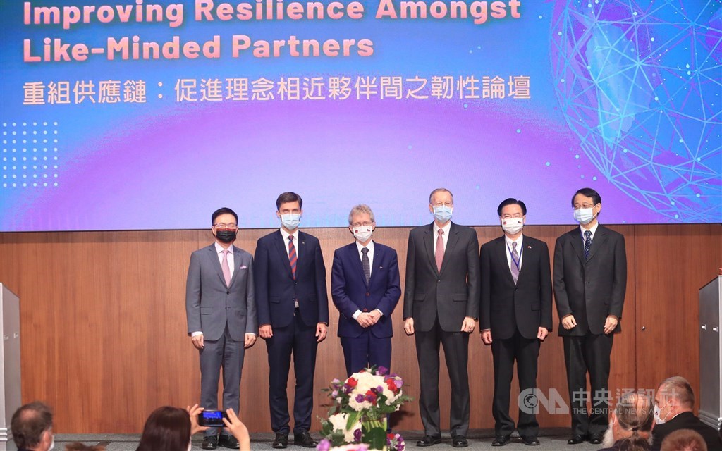 From left: TAITRA Chairman James Huang, EU Representative in Taiwan Filip Grzegorzewski, Czech Senate President Miloš Vystrčil, AIT Director Brent Christensen, Foreign Minister Joseph Wu and JTEA Representative Hiroyasu Izumi. CNA photo Sept. 4, 2020