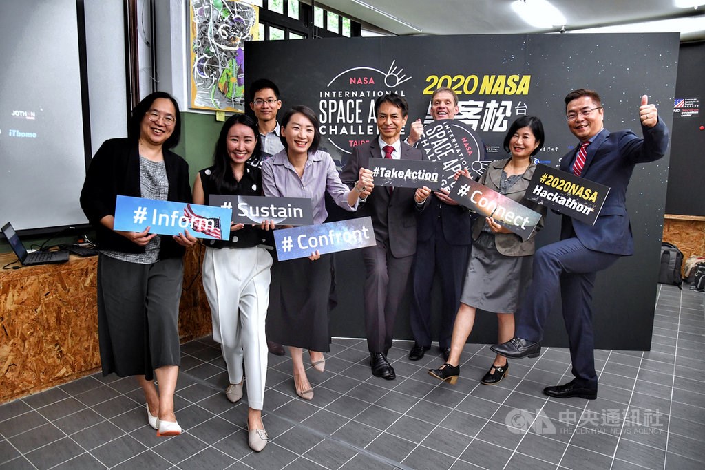 National Space Organization Director General Lin Chun-liang (center) and Luke Martin (third from right) with other guests at the press conference Thursday/ CNA photo Sept. 10, 2020