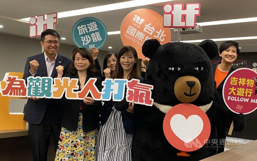 TVA Secretary-General Luo Chiung-ya (second left) poses with the Tourism Bureau