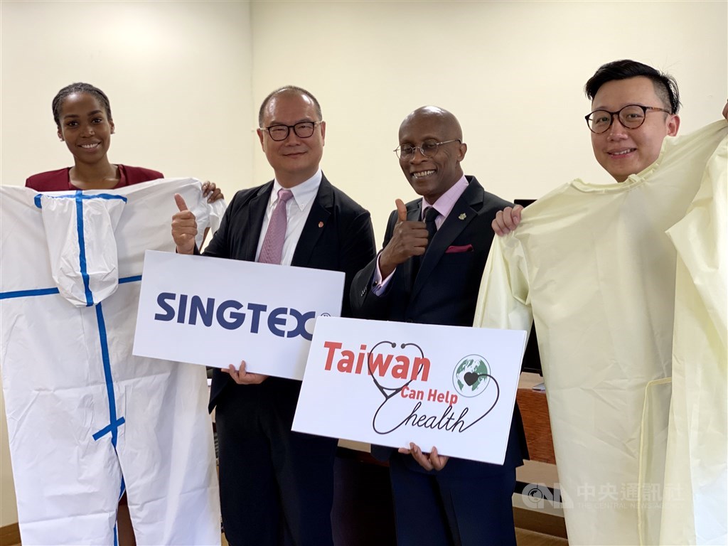 Embassy of Saint Lucia Ambassador Edwin Laurent (second right), G-Fun Industrial Corp. Chairman Jason Chen (陳國欽, second left), and Embassy of Saint Lucia Second Secretary Cleisha-Bernise Springer (left). CNA photo Sept. 16, 2020