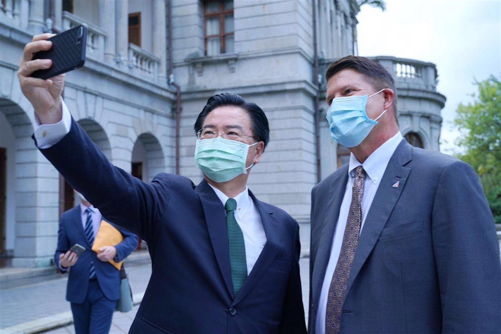 Foreign Minister Joseph Wu (left) takes a selfie with U.S. Under Secretary of State Keith Krach at the Taipei Guest House/Photo courtesy of the Ministry of Foreign Affairs