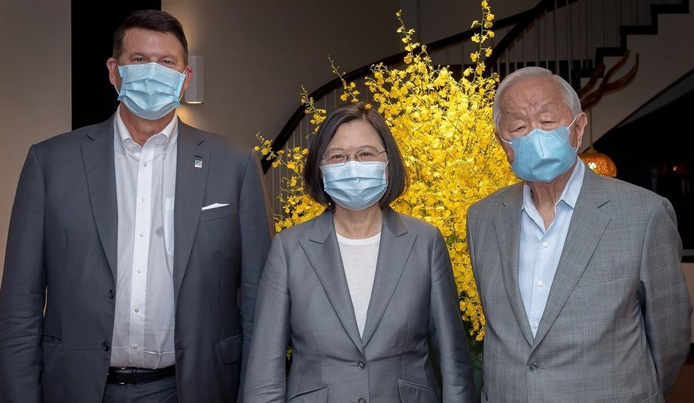 From left to right: U.S. Under Secretary of State Keith Krach, President Tsai Ing-wen and TSMC founder Morris Chang (Photo courtesy of the Presidential Office)