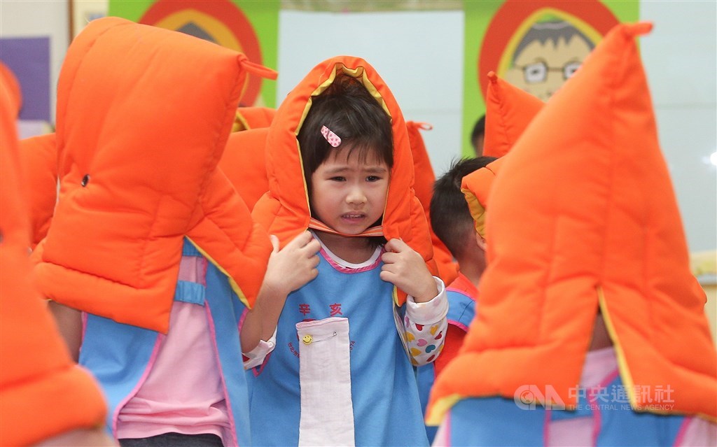 Kindergarten children wear protective hoods during an earthquake drill in Taipei in 2016. CNA file photo