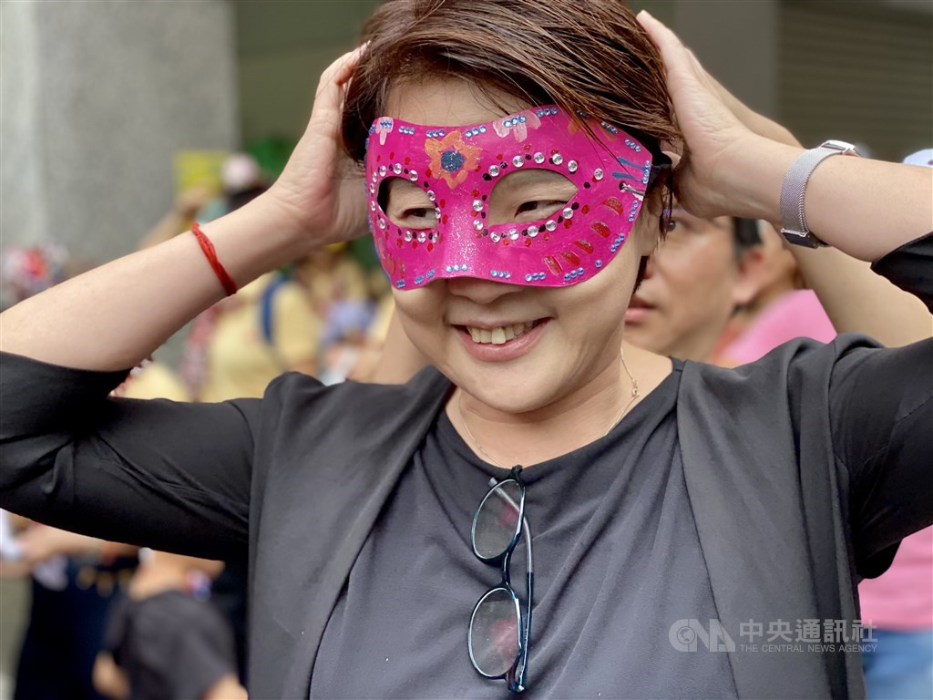 Taipei Deputy Mayor Huang Shan-shan (黃珊珊) tries on a mask. CNA photo Sept. 20, 2020