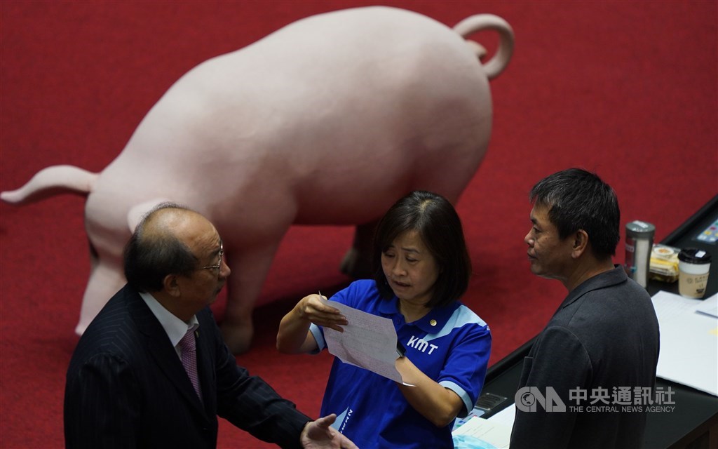 DPP legislative caucus whip Ker Chien-ming (right) speaks with KMT lawmakers during Friday