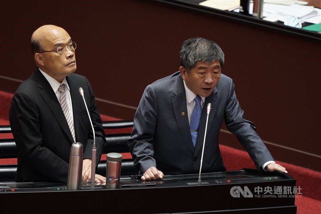 Minister of Health and Welfare Chen Shih-chung (right) and Premier Su Tseng-chang. CNA photo Sept. 25, 2020