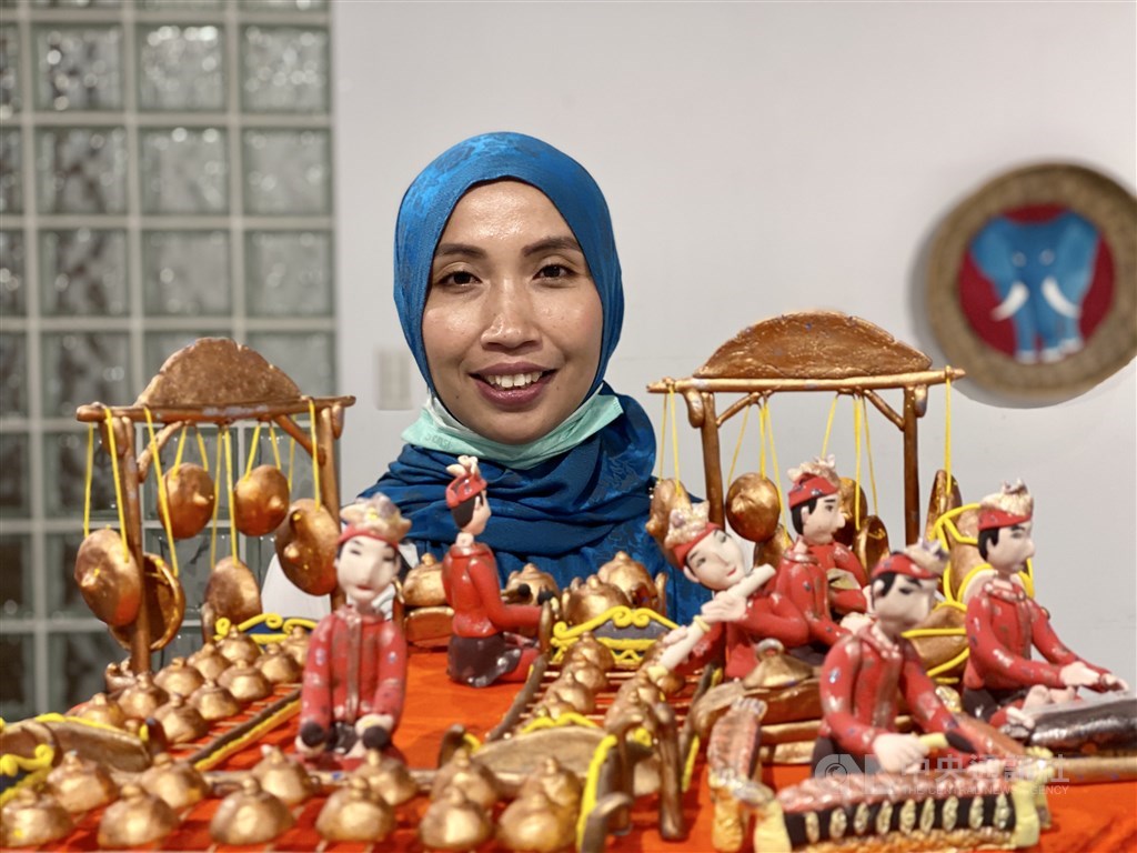 Indonesian artist Fidati (Pindy Windy) with one of her works 