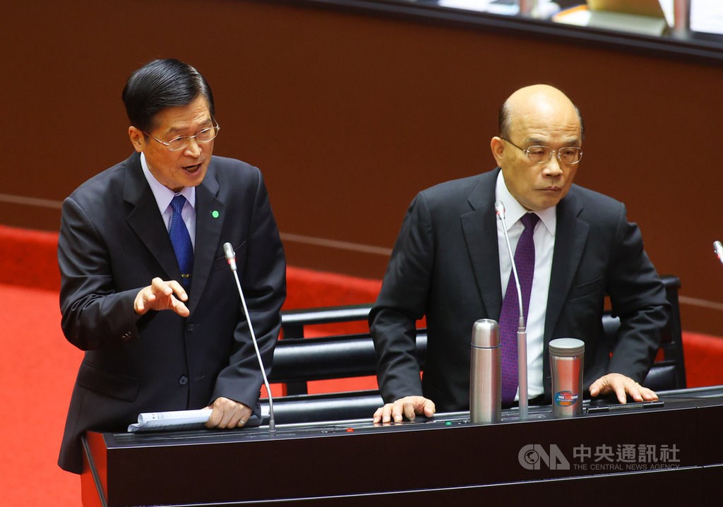 efense Minister Yen De-fa (left) and Premier Su Tseng-chang. CNA photo Sept. 29, 2020
