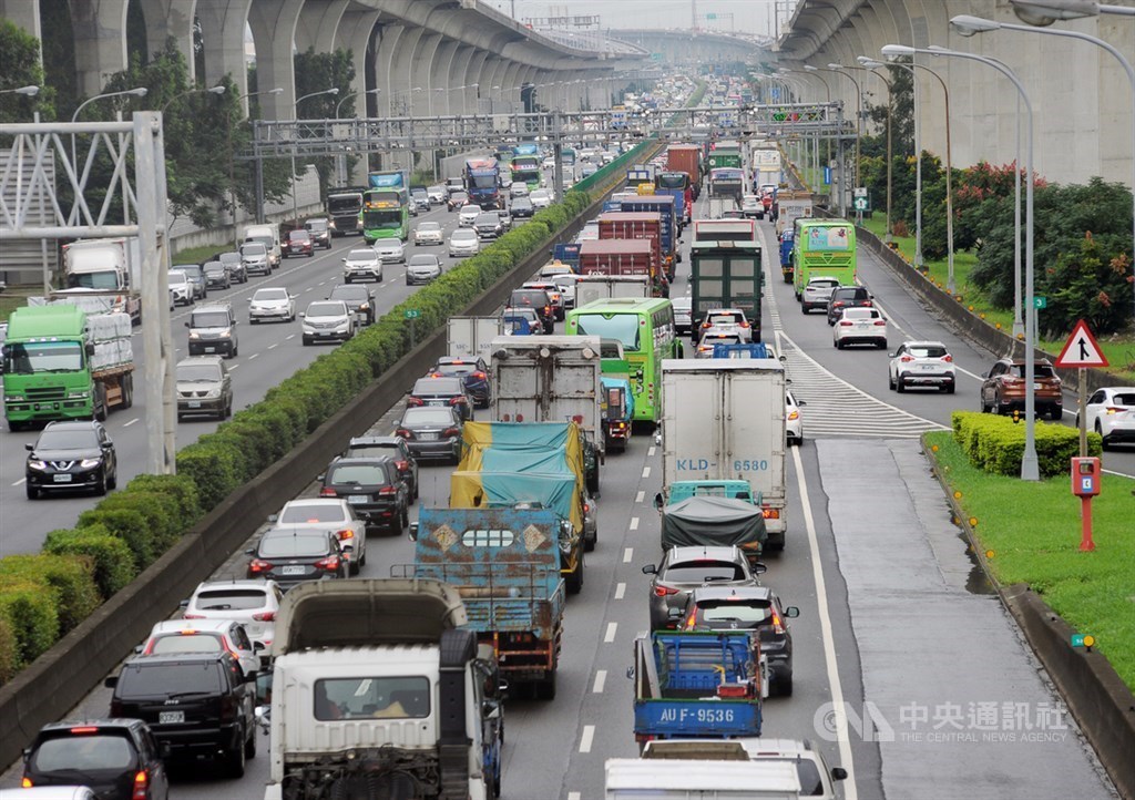 Heavy traffic is seen on Freeway No. 1 near Taoyuan on Wednesday. CNA photo Sept. 30, 2020