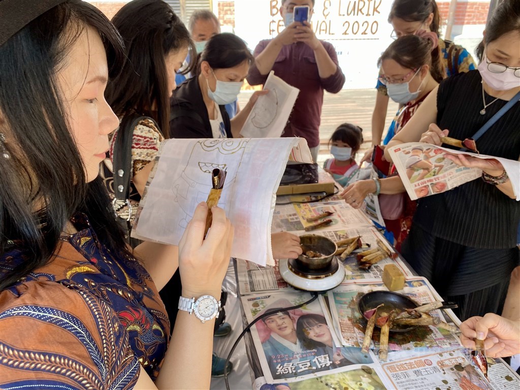 Festival-goers making their own batik. CNA photo Oct. 4, 2020