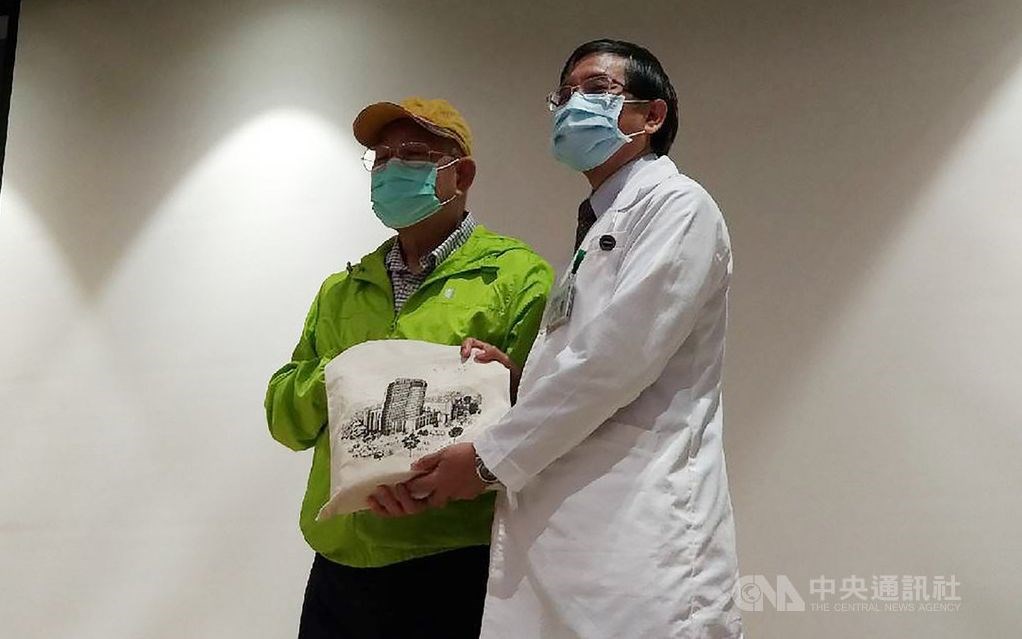 NTU Cancer Center Superintendent James Chih-hsin Yang (right) and the patient, Eric. CNA photo Oct. 7, 2020