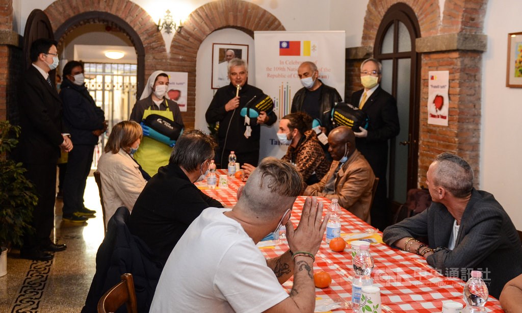 Cardinal Krajewski (standing, with microphone) speaks to Palazzo Migliori residents before the meal. Photo courtesy of the ROC Embassy to the Holy See