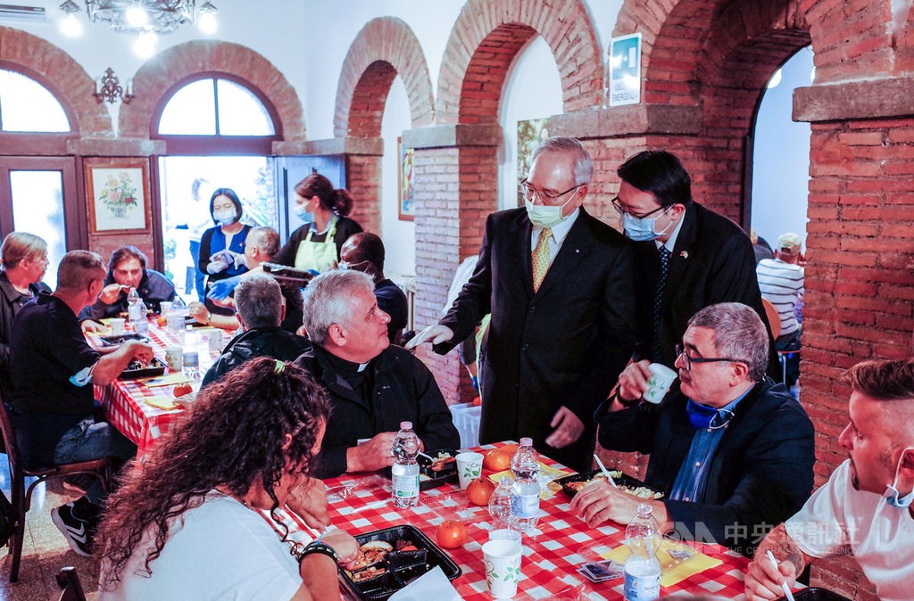 Ambassador Lee speaks with Cardinal Konrad Krajewski in the dining hall of Palazzo Migliori. Photo courtesy of the ROC Embassy to the Holy See