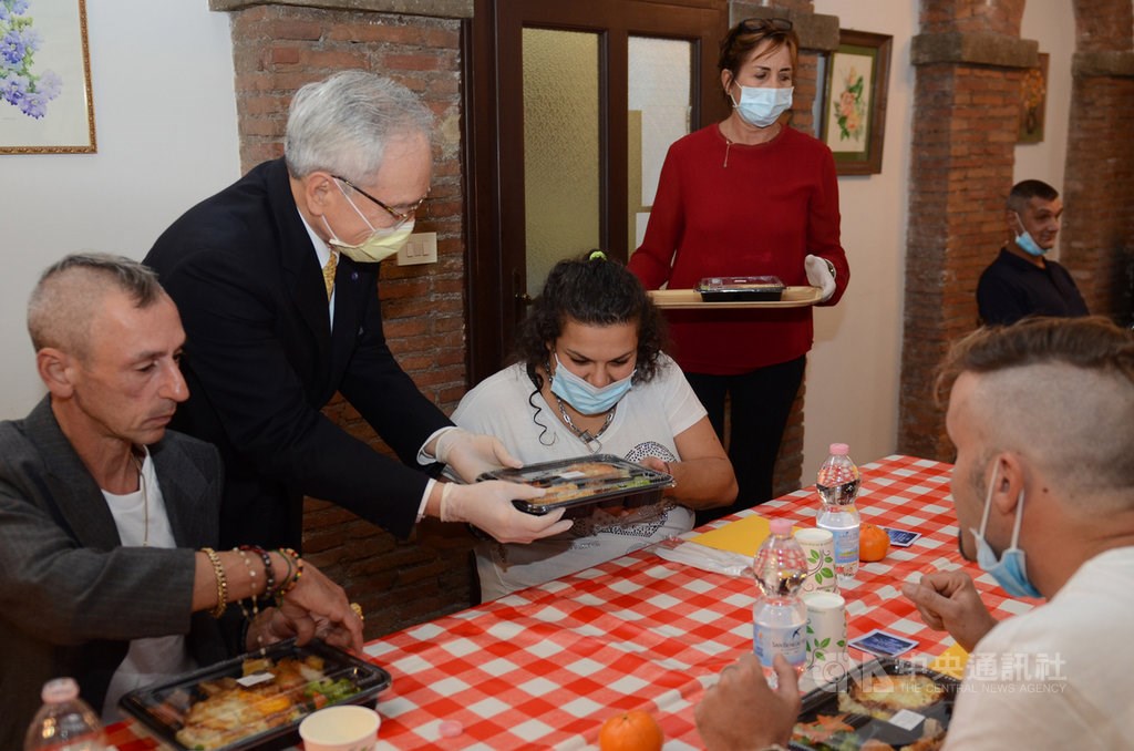 Ambassador Matthew Lee (李世明) serves Taiwan-style boxed lunches to homeless residents of Vatican City. Photo courtesy of the ROC Embassy to the Holy See