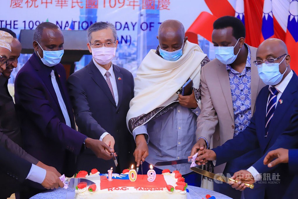 Chief envoy to Somaliland Lou Chen-hwa (羅震華, second from left) cuts a cake with Somaliland Planning and National Development Minister Hassan Mohammed Ali (left), Interior Minister Mohamed Kahin Ahmed (third from right), Health Minister Omar Ali Abdillahi (second from right) and Energy and Minerals Minister Jama Mohamoud Egal (right). Photo courtesy of Taiwan’s representative office in Somaliland