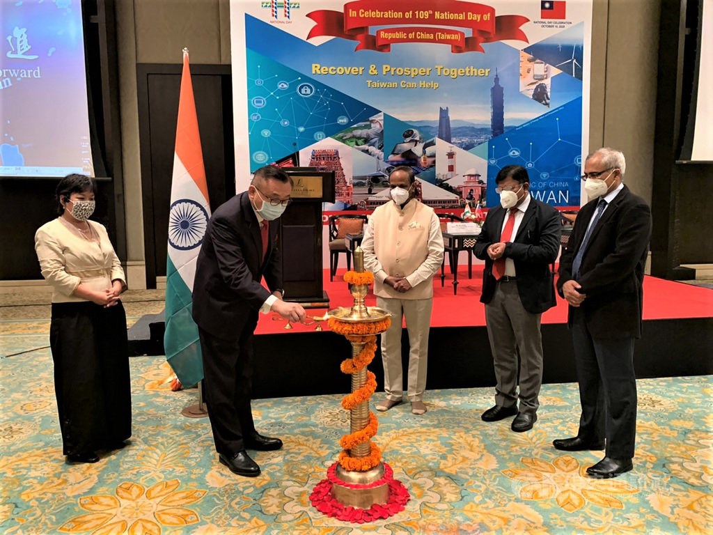Taiwan’s top envoy to Chennai, India Ben Wang (王北平, second from left) participates in a lamp lighting ceremony before the festivities begin. Photo courtesy of the ROC Representative Office in Chennai