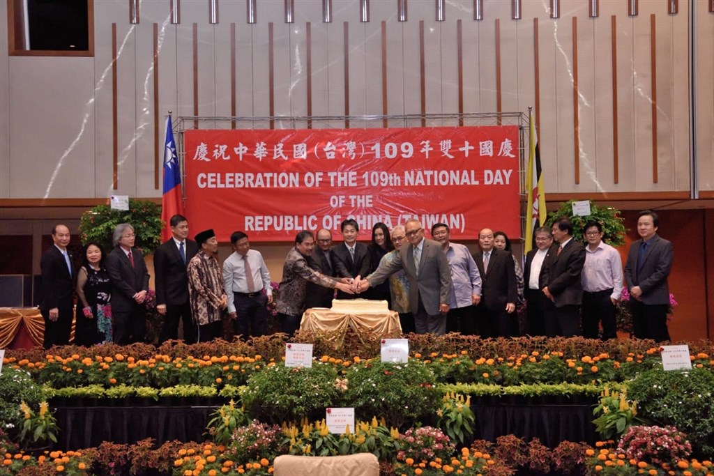 Taiwan’s top envoy to Brunei Andrew H. C. Lee (center) in a group photo with guests during the ROC National Day party. Photo courtesy of the Taipei Economic and Cultural Office in Brunei.