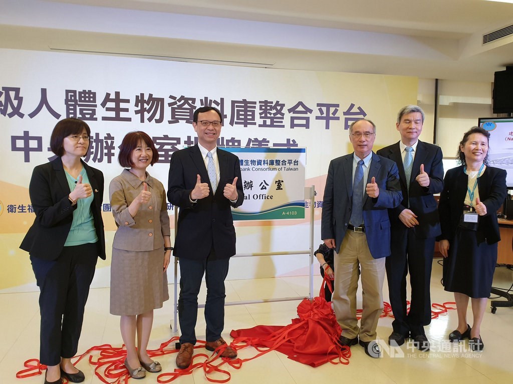 MOHW Vice Minister Shih Chung-liang (石崇良, third left) / CNA photo Oct. 12, 2020