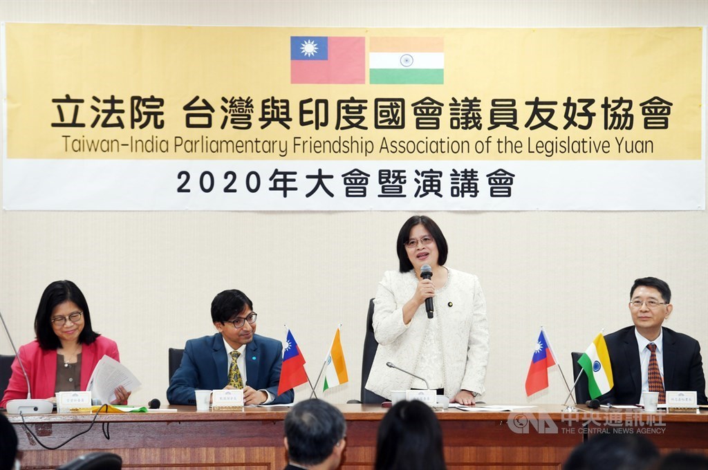 Legislator Wu Yu-chin (standing)