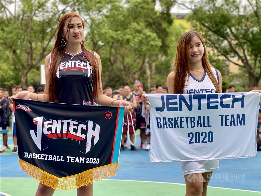 Muses from Jentech basketball teams A and B. CNA photo Oct. 18, 2020