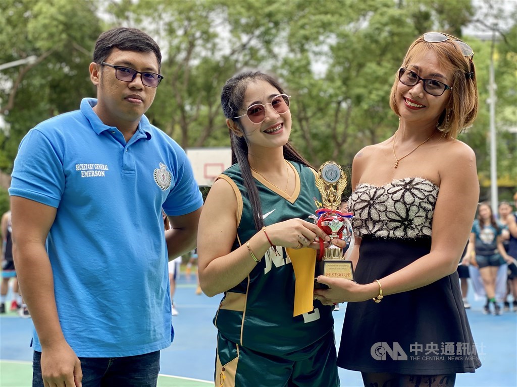 Linkou Spartans basketball team muse Barbie Fronda (center), Lakay basketball team manager Debbie Lin (right), and CIASI Taiwan Secretary General Emerson Santiago (left). CNA photo Oct. 18, 2020