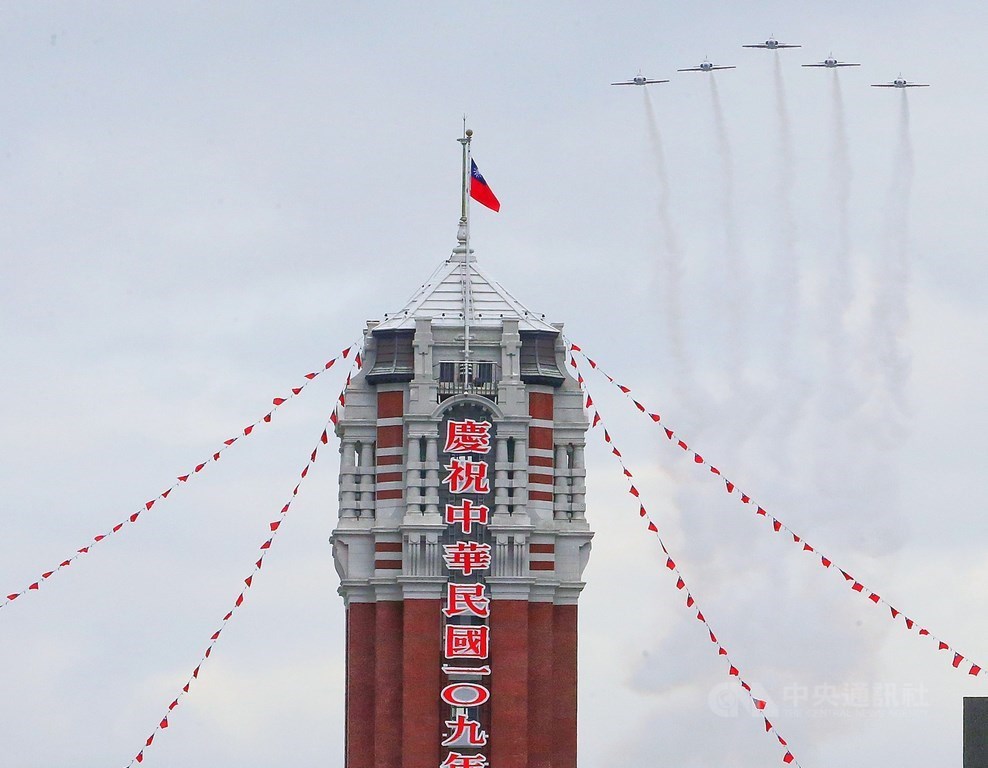 AT-3 jet trainers fly over the Presidential Office during a rehearsal for Oct. 10 National Day celebration. CNA file photo