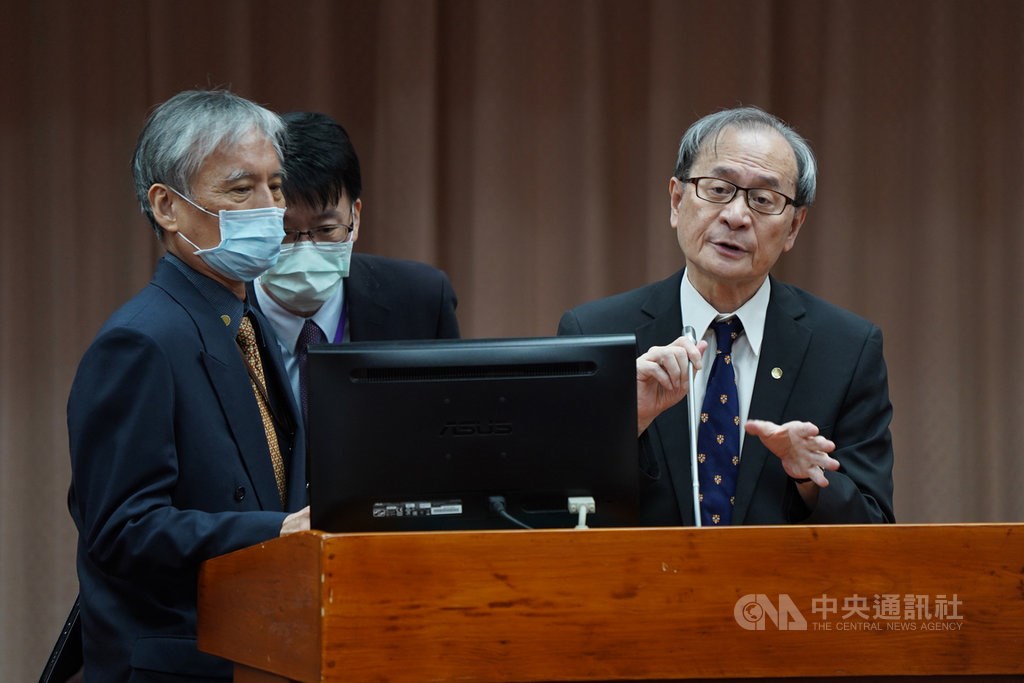 Atomic Energy Council Minister Hsieh Shou-shing (謝曉星, right) speaks at the Legislative Yuan on Oct. 15 / CNA photo