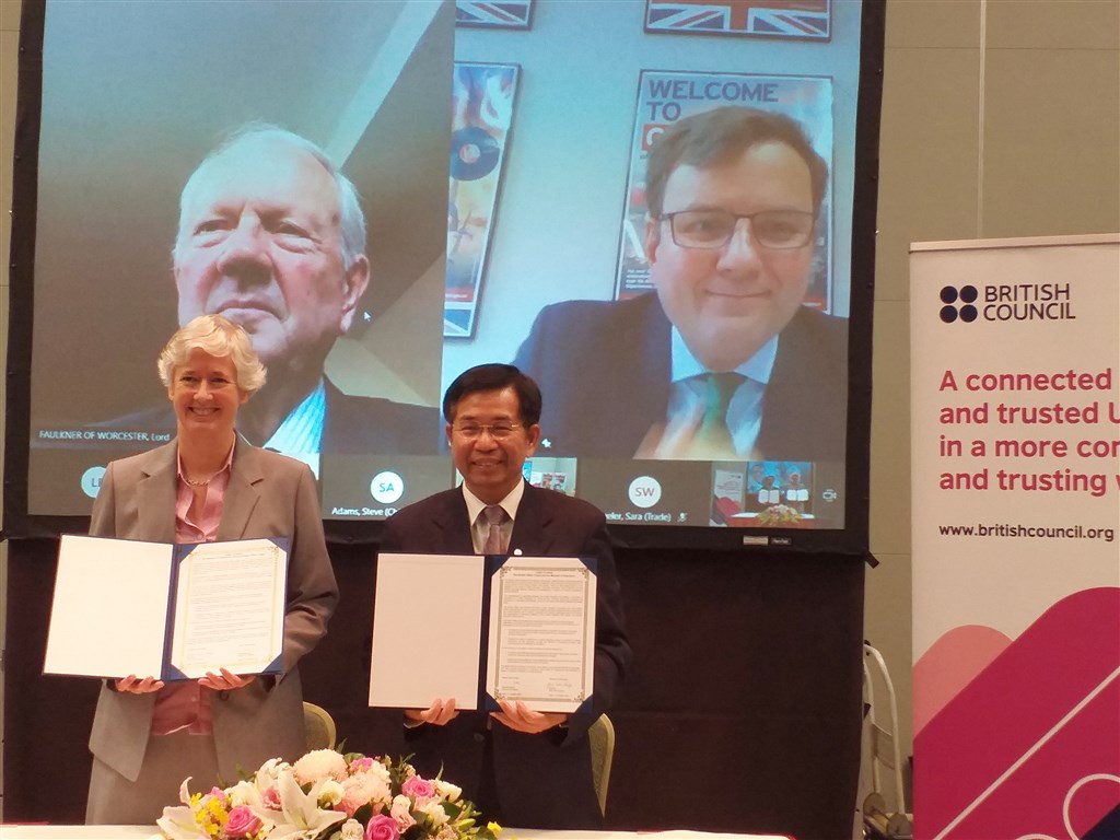 British Representative to Taiwan Catherine Nettleton (left) and Taiwan