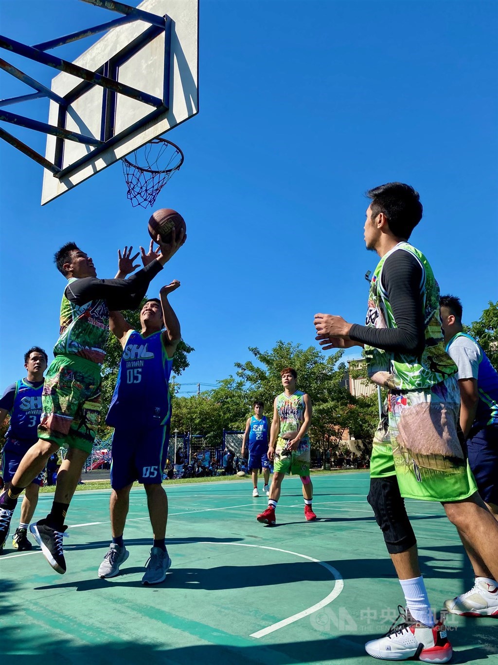 A player from Lakay Taoyuan scores a reverse layup against SHL Taoyuan. CNA photo Oct. 25, 2020