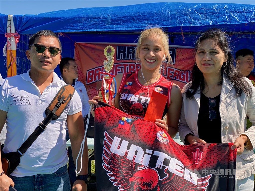 United Ilocandia team muse Diana Ross Cejas (center), deputy head of the Federation of Filipino Communities in Taiwan (Northern) and president of the OFW Family Club in Taiwan Mercy Kuan (right), and Cordillera Organization in Taiwan Taipei President Marvin Ayyawat (left). CNA photo Oct. 25, 2020