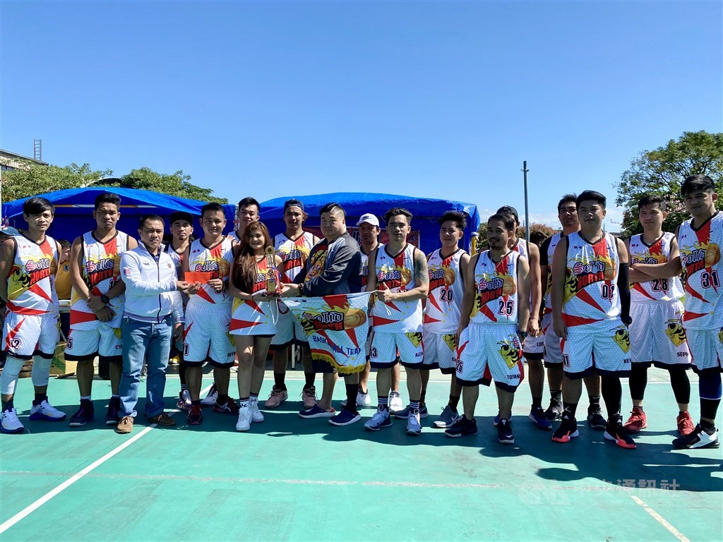 Solid North basketball team with CIASI Taiwan national chairman Rheden Delumen and boss Ronald Li of R.J. Fiesta store. CNA photo Oct. 25, 2020