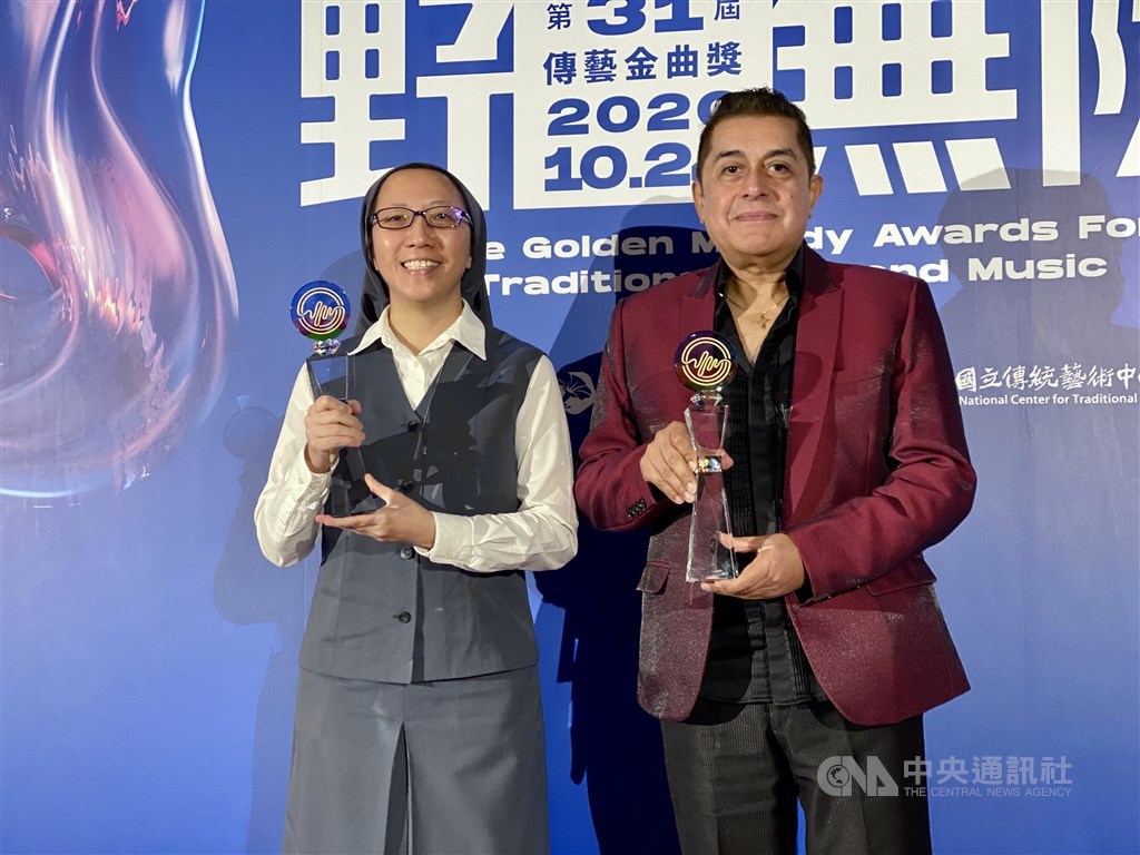 Paraguayan musician Roberto Zayas (right) and Singaporean Sister Karen Theresa Eng. CNA photo Oct. 24, 2020