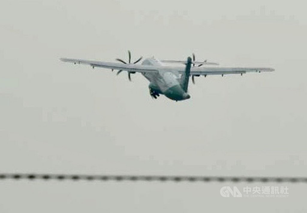 The plane taking off from Kaohsiung. CNA photo Oct. 26, 2020