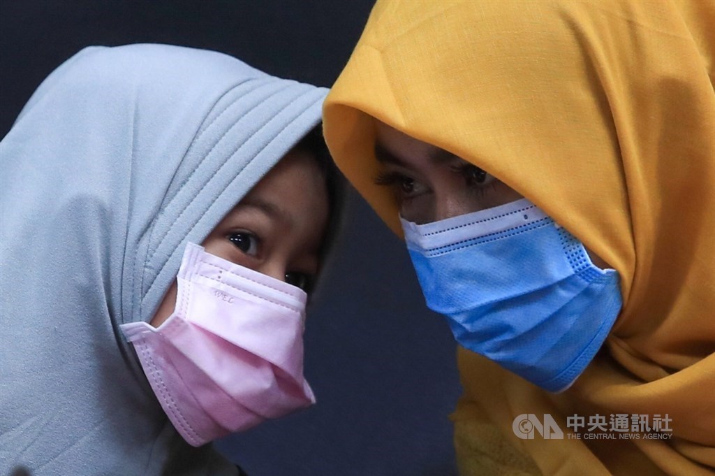 Nina Herlina (right) and her 5-year-old younger sister. CNA photo Nov. 5, 2020