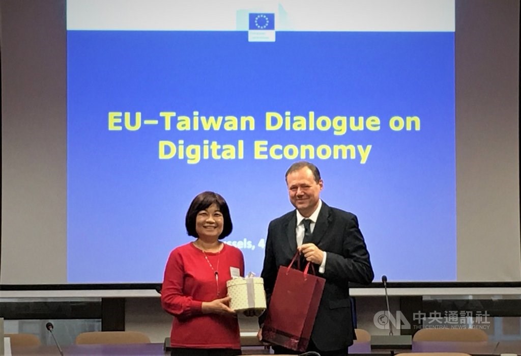 The inaugural E.U.-Taiwan Dialogue on Digital Economy, held in June 2019 when then-NDC Minister Chen Mei-ling (陳美伶, left) met with Roberto Viola, head of the Directorate-General for Communications Networks, Content and Technology at the European Commission in Brussels. Photo courtesy of the NDC