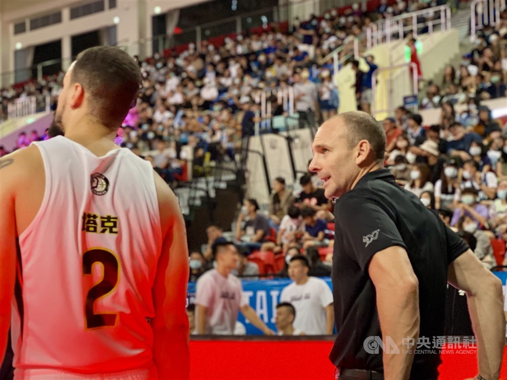 Formosa Dreamers head coach Kyle Julius (right) speaks with point guard Anthony Tucker during a P.LEAGUE+ preseason game. CNA file photo