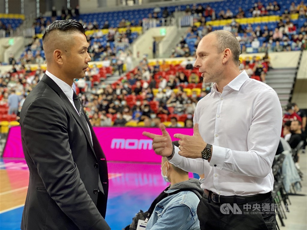 Formosa Dreamers head coach Kyle Julius (right) speaks with P.LEAGUE+ founder and CEO Blackie Chen (陳建州) at preseason games held at Taipei Heping Basketball Gymnasium on Nov. 8. CNA file photo