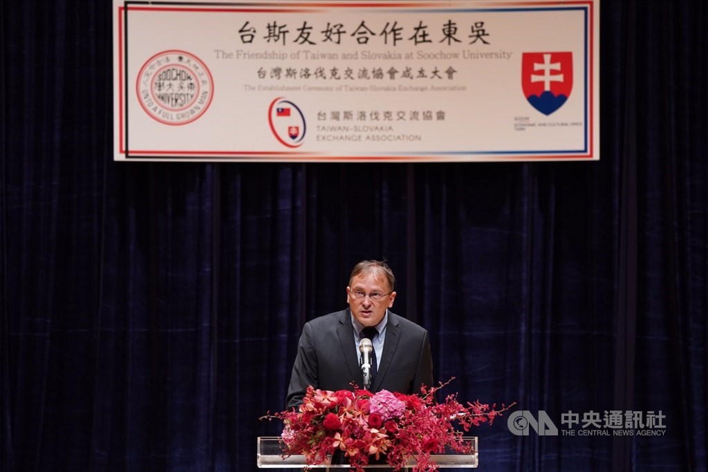 Martin Podstavek, head of the Slovak Economic and Cultural Office, speaks at the founding ceremony of the Taiwan-Slovakia Exchange Association.