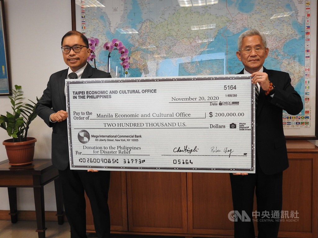 Taiwan representative to the Philippines Michael Hsu (right) presents a donation of US$200,000 to MECO Deputy Resident Representative Gilberto F. Lauengco (left).