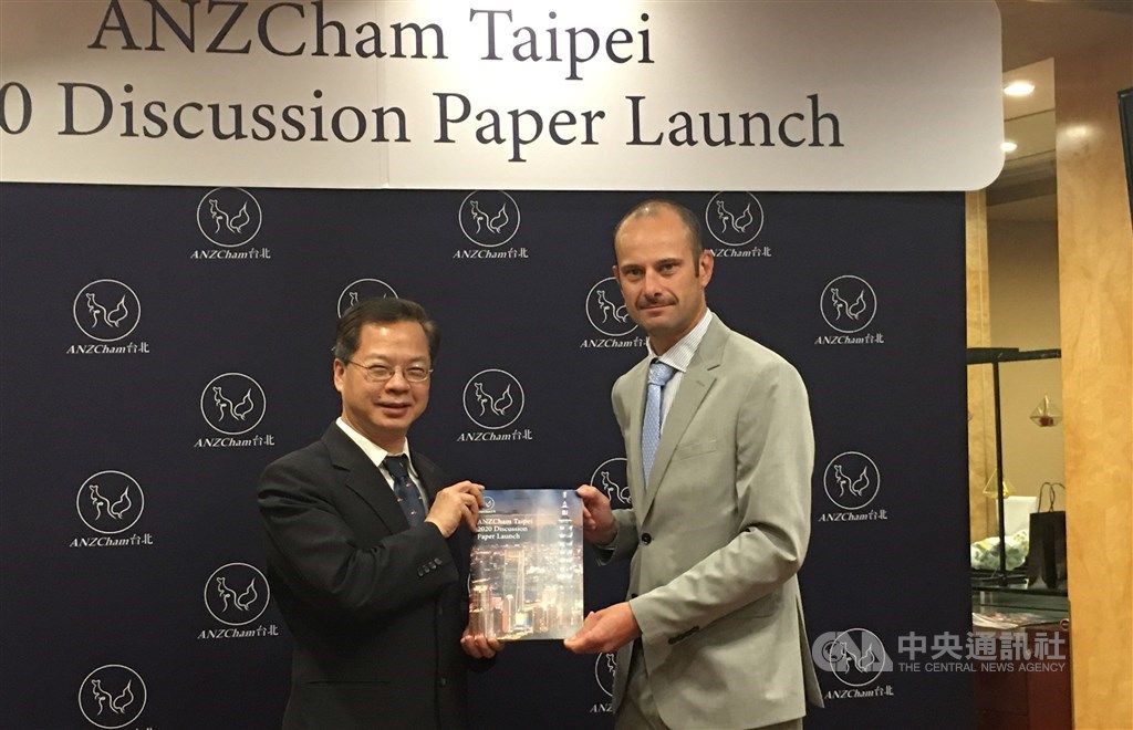 ANZCham Taipei Chairman Damien Van Eyk (right) and Kung Ming-hsin, chief of the National Development Council. CNA photo Nov. 19, 2020