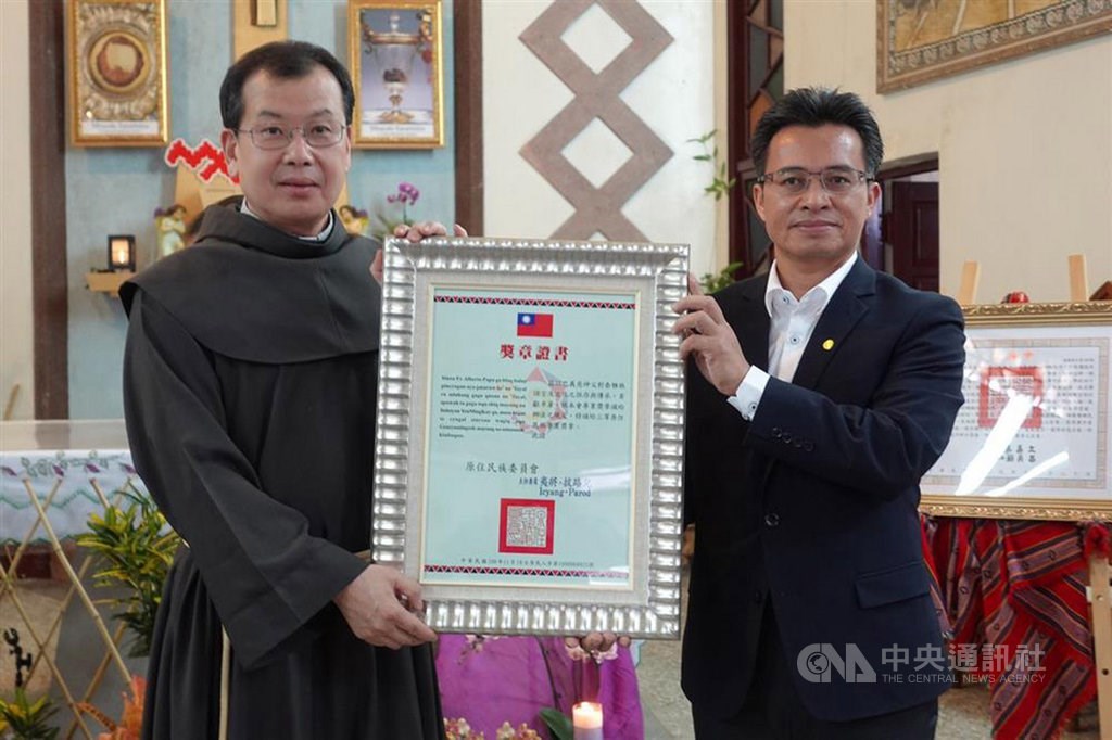 Qucung Qalavangan (right) / Photo courtesy of the Council of Indigenous Peoples