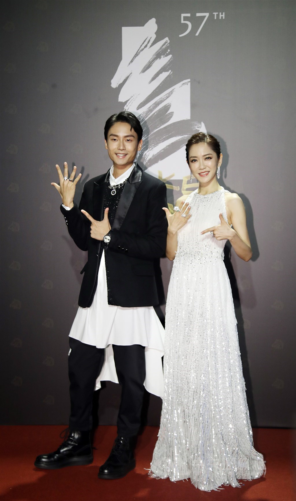 Hosts of the red carpet event: Pink Yang (right) and Lin He-hsuan. CNA photo Nov. 21, 2020